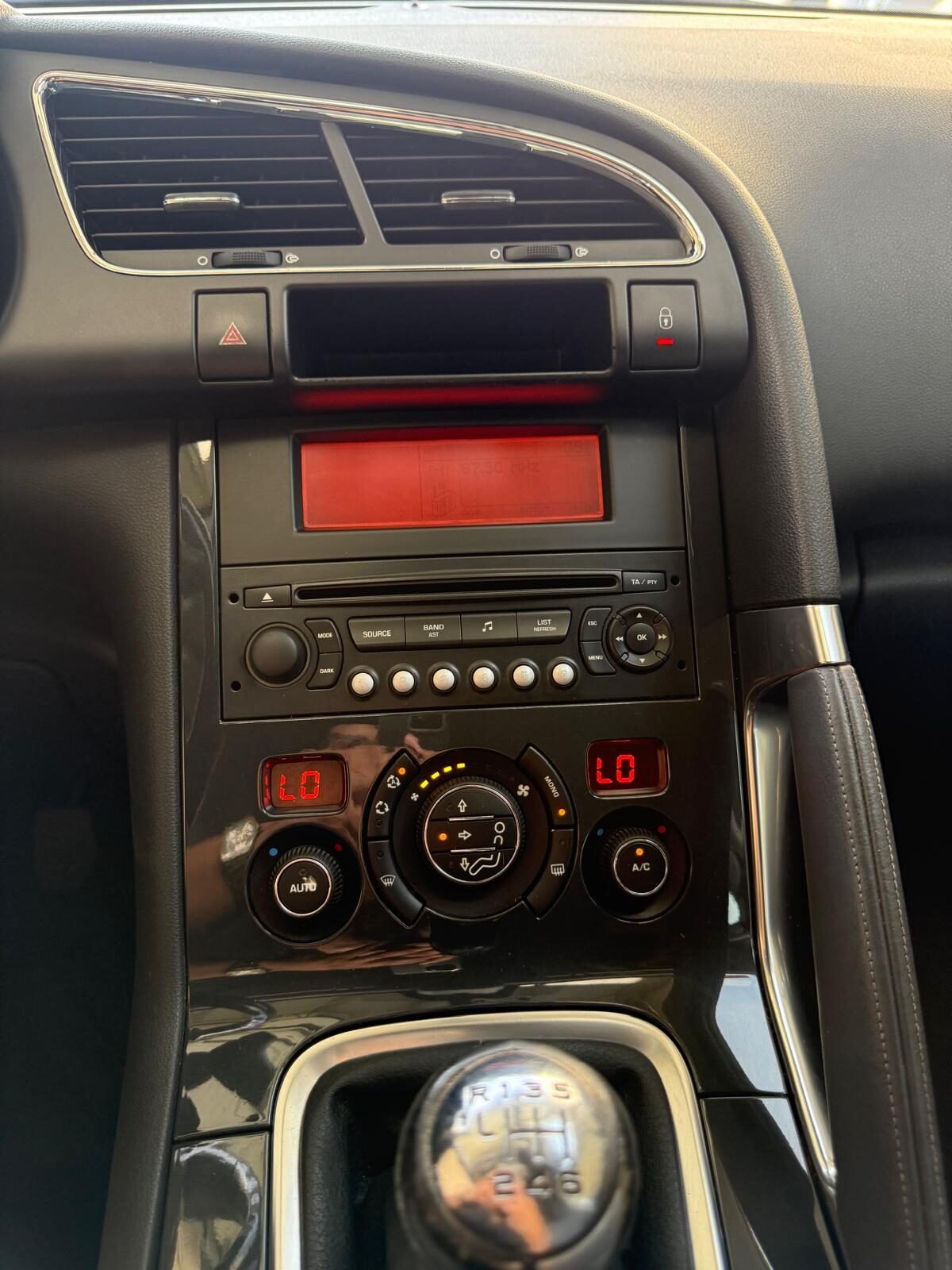 PEUGEOT 3008 1.6HDi