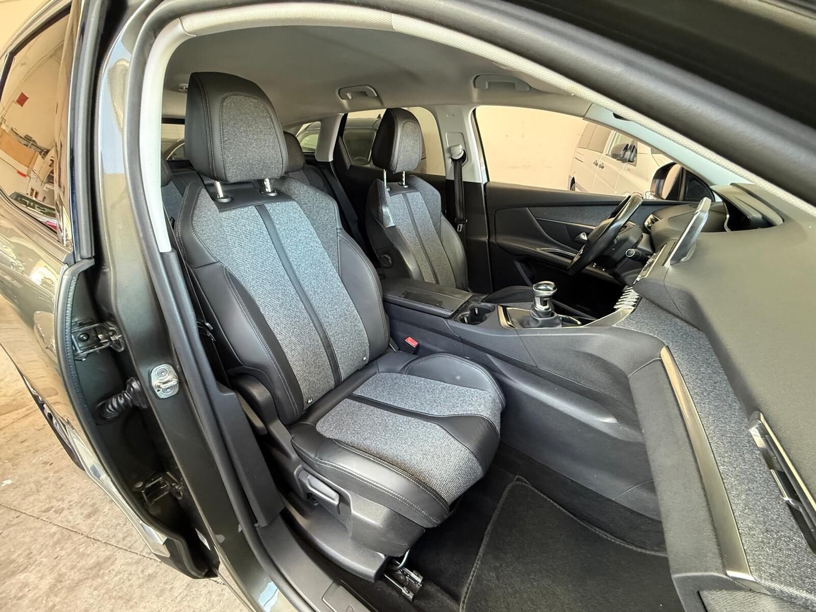 PEUGEOT 3008 1.6HDI